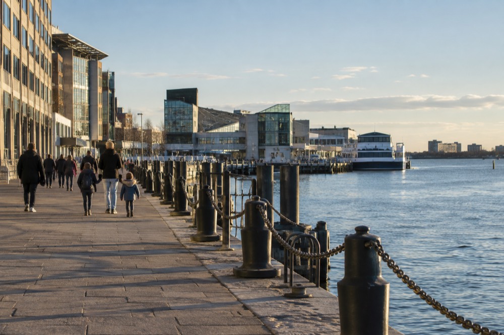 Families walking along Long Wharf toward the New England Aquarium